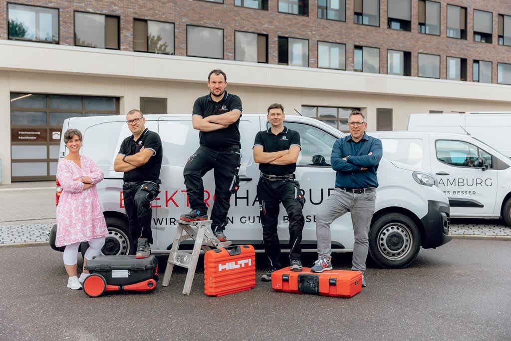 Mitarbeiter elektrohamburg mit arbeitsgeraeten vor lieferwaagen und firmengebaeude foto von ©jonas radtke